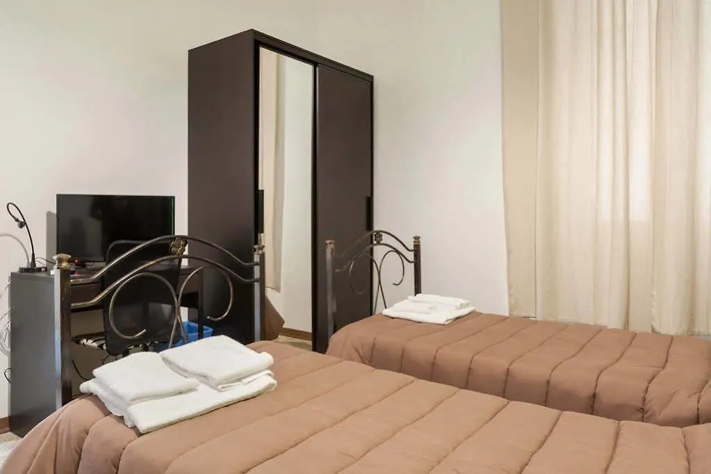 Tra L'Etna E Il Mare B&B Katanya 3*,  İtalya
